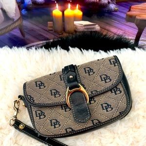 🌹Dooney & Bourke Woman’s Signature Logo Wristlet💕